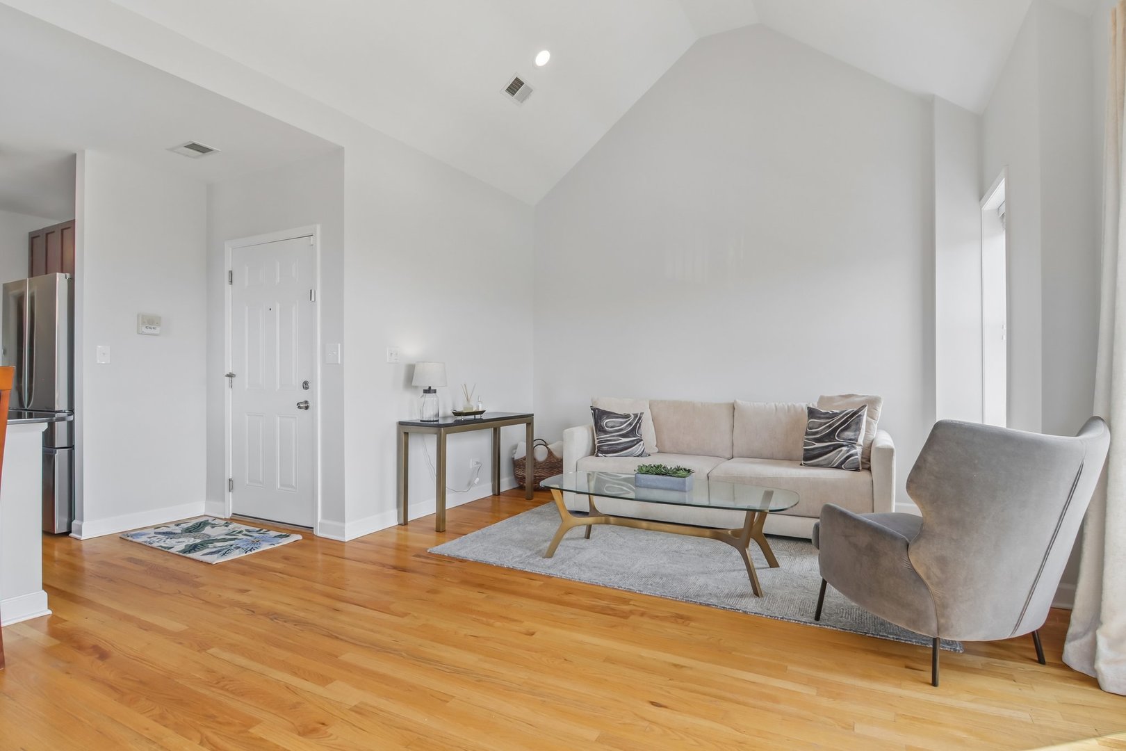 1015 S Western Avenue Unit: 4
