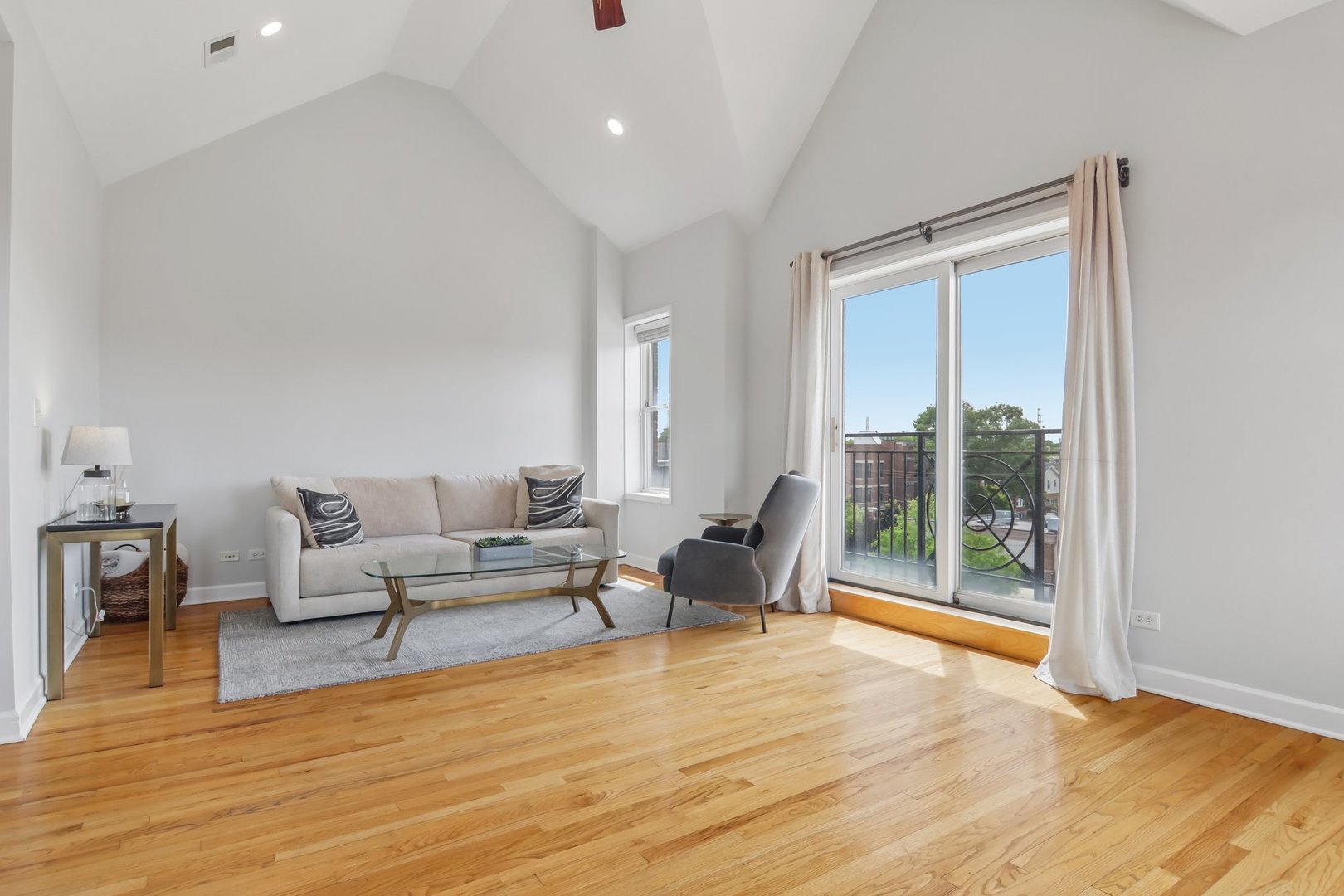 1015 S Western Avenue Unit: 4