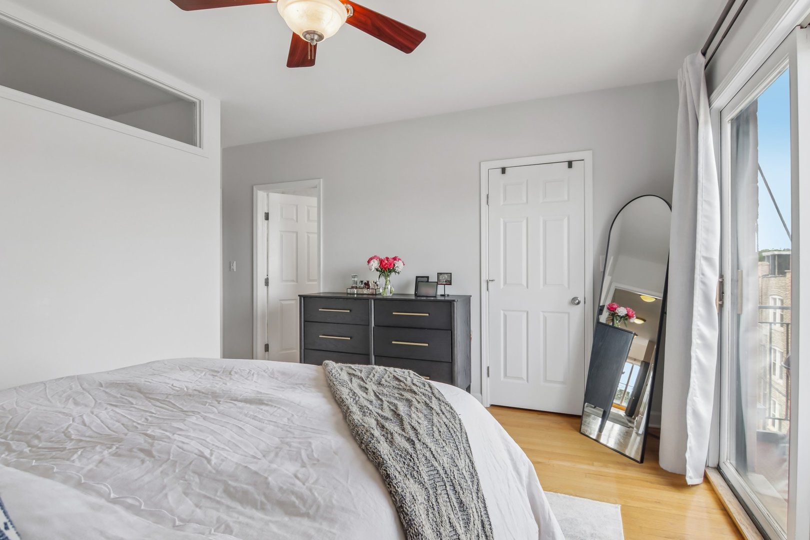 1015 S Western Avenue Unit: 4