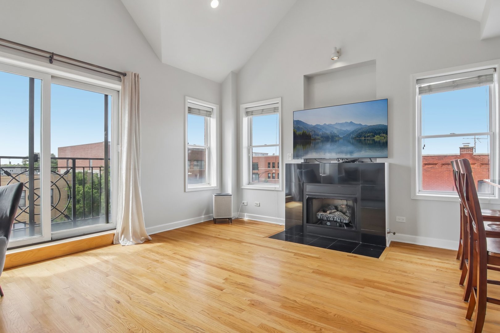 1015 S Western Avenue Unit: 4