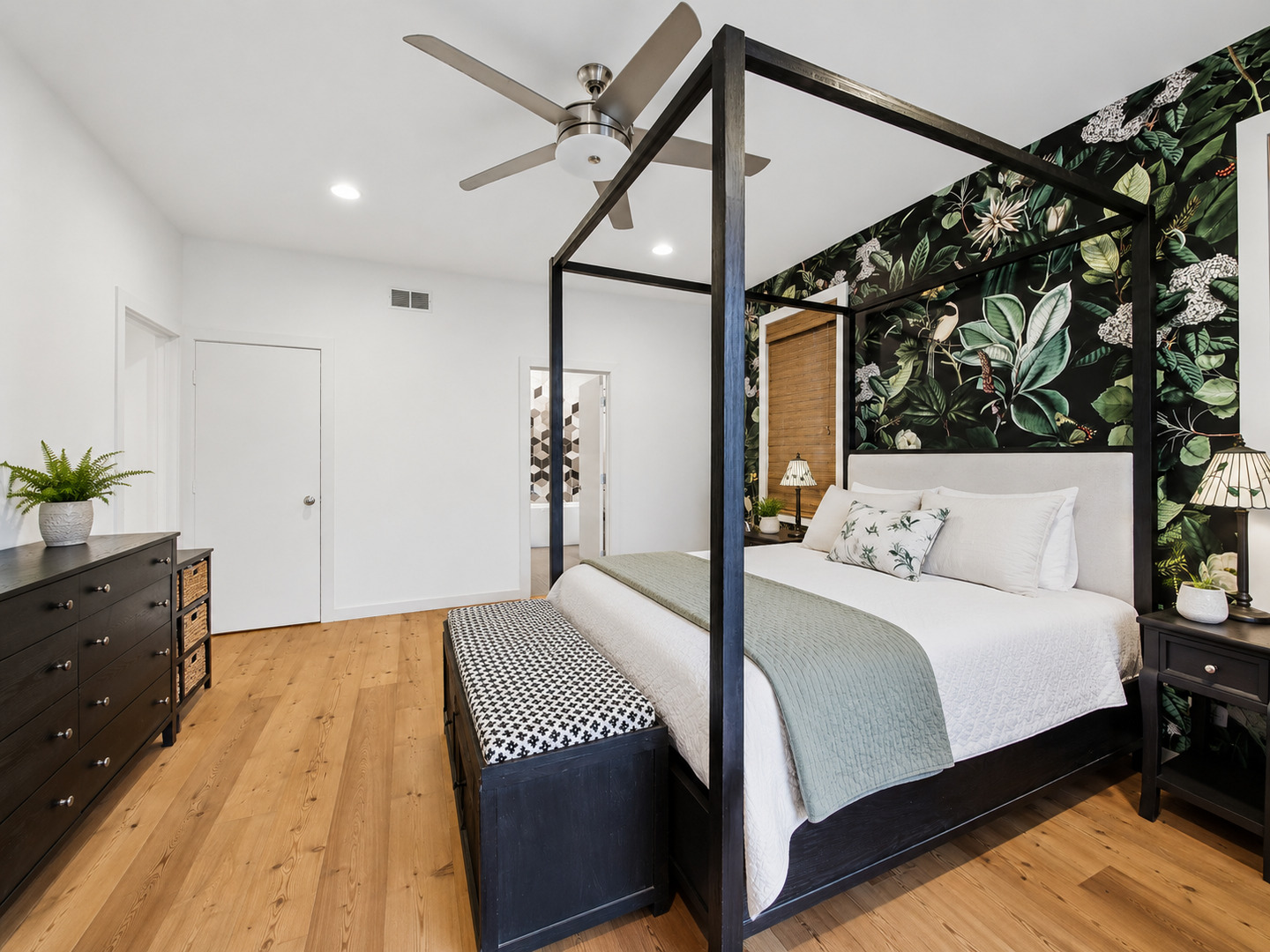 1050 N MARSHFIELD Avenue Unit: 1