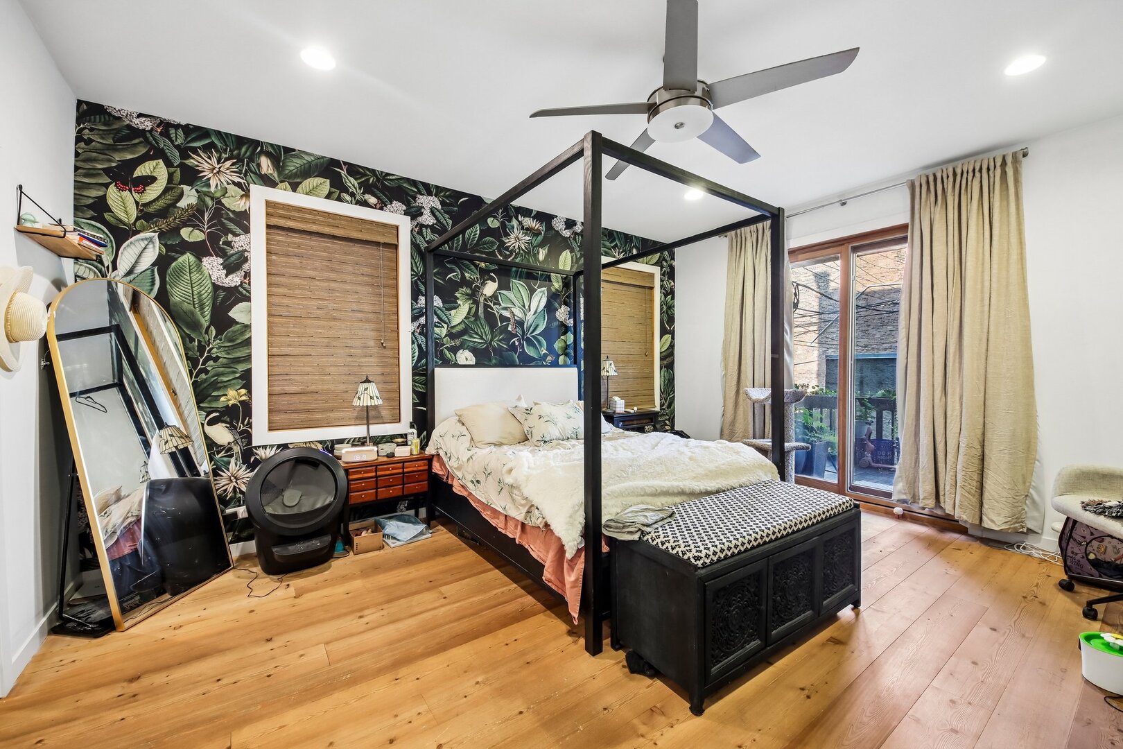 1050 N MARSHFIELD Avenue Unit: 1