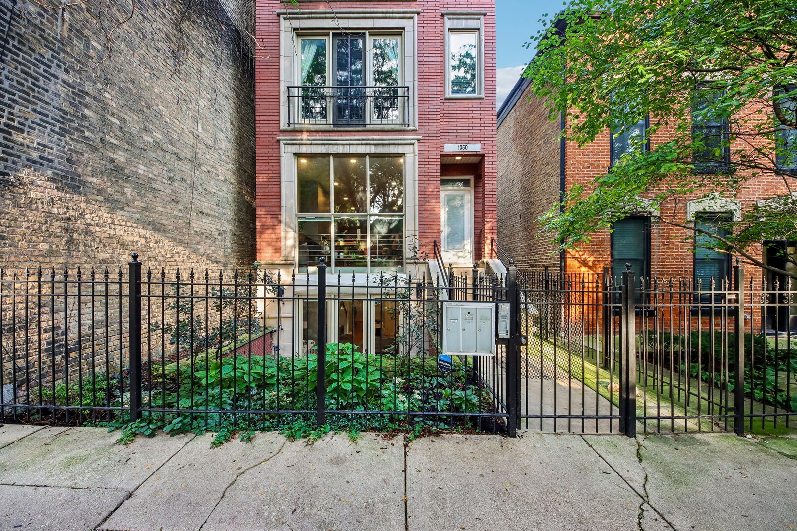 1050 N MARSHFIELD Avenue Unit: 1