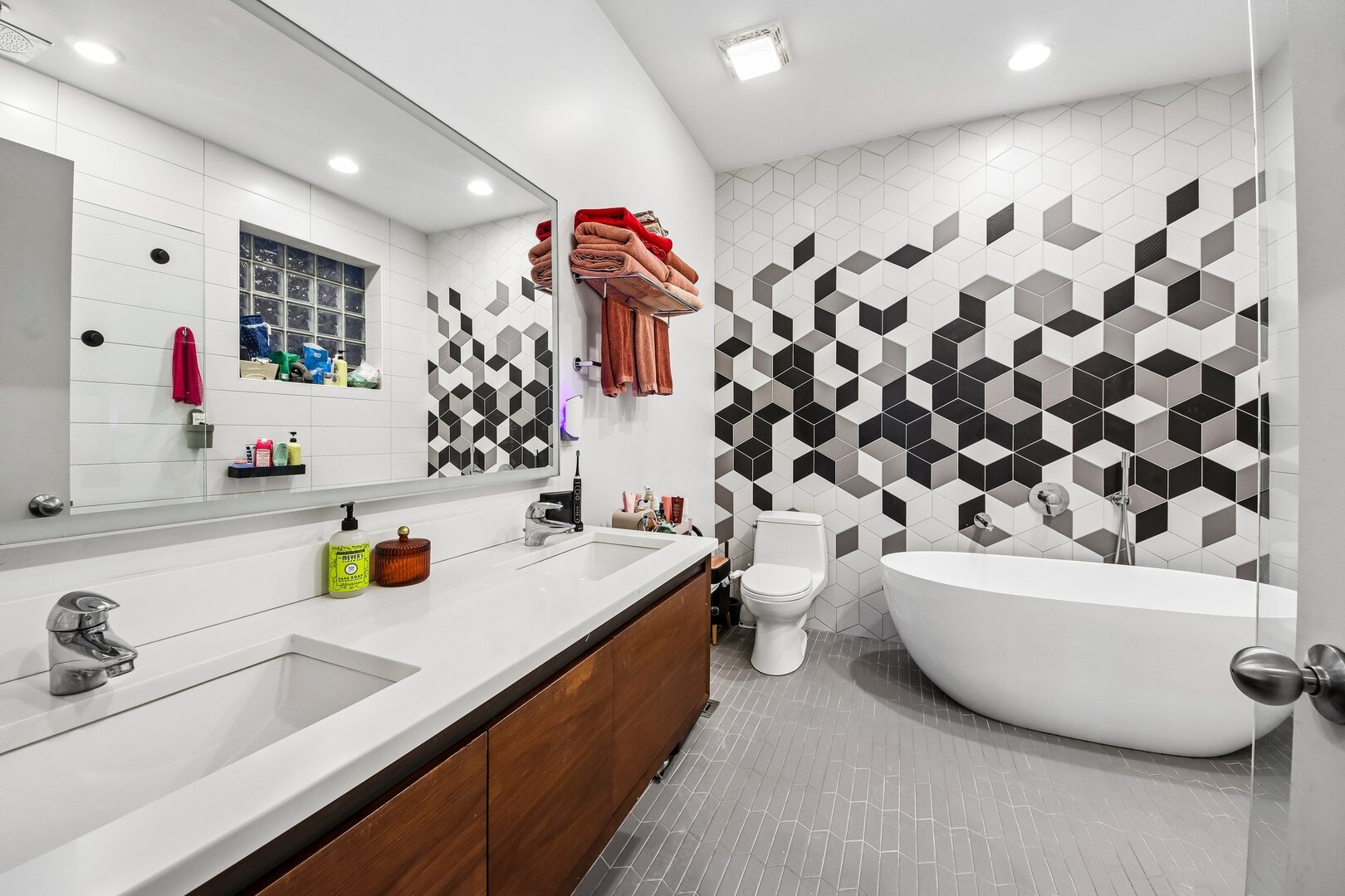 1050 N MARSHFIELD Avenue Unit: 1