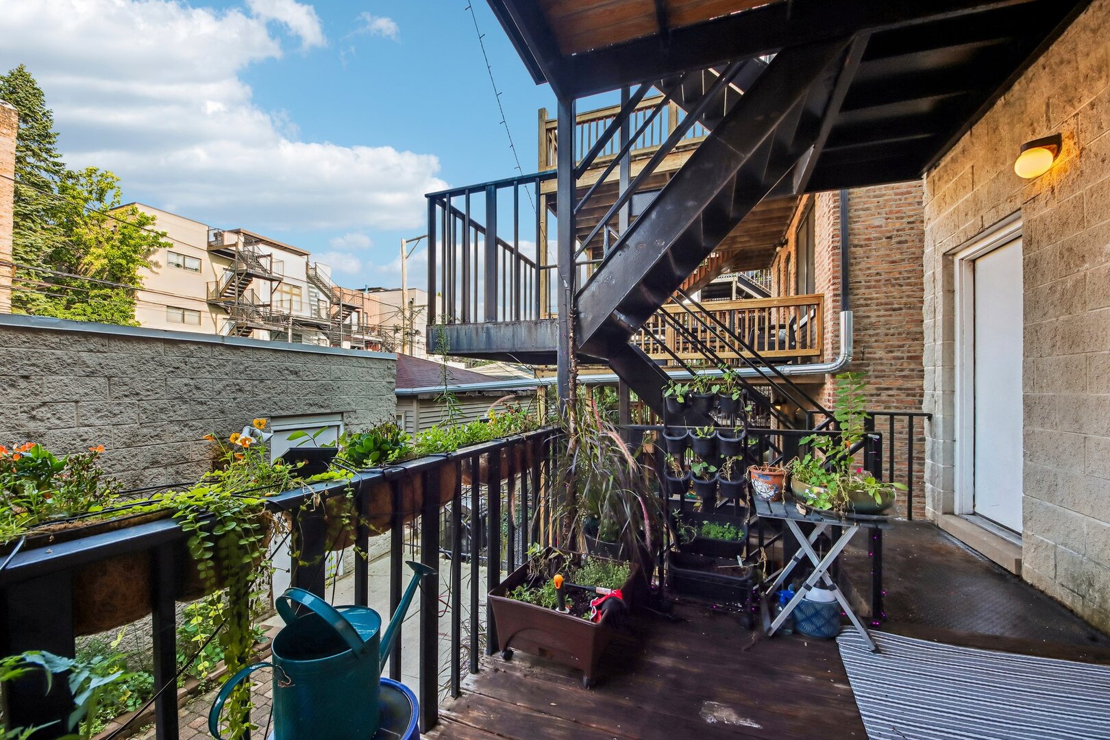 1050 N MARSHFIELD Avenue Unit: 1
