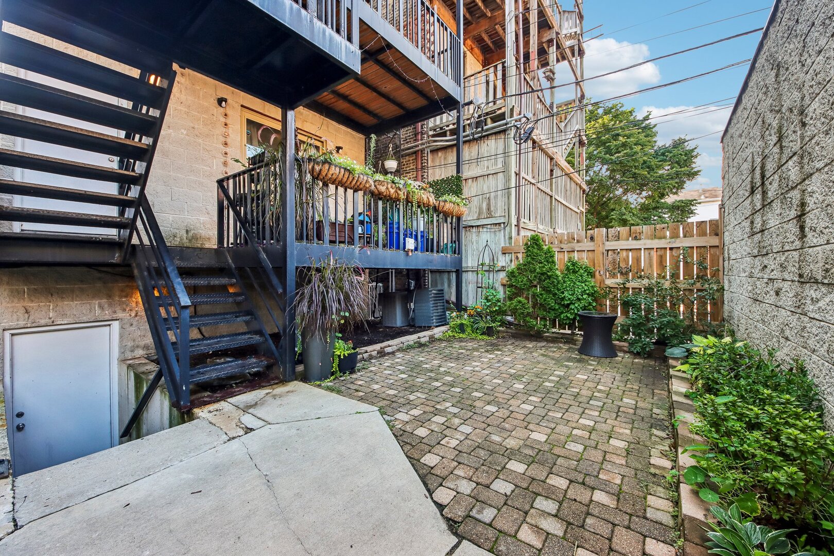 1050 N MARSHFIELD Avenue Unit: 1