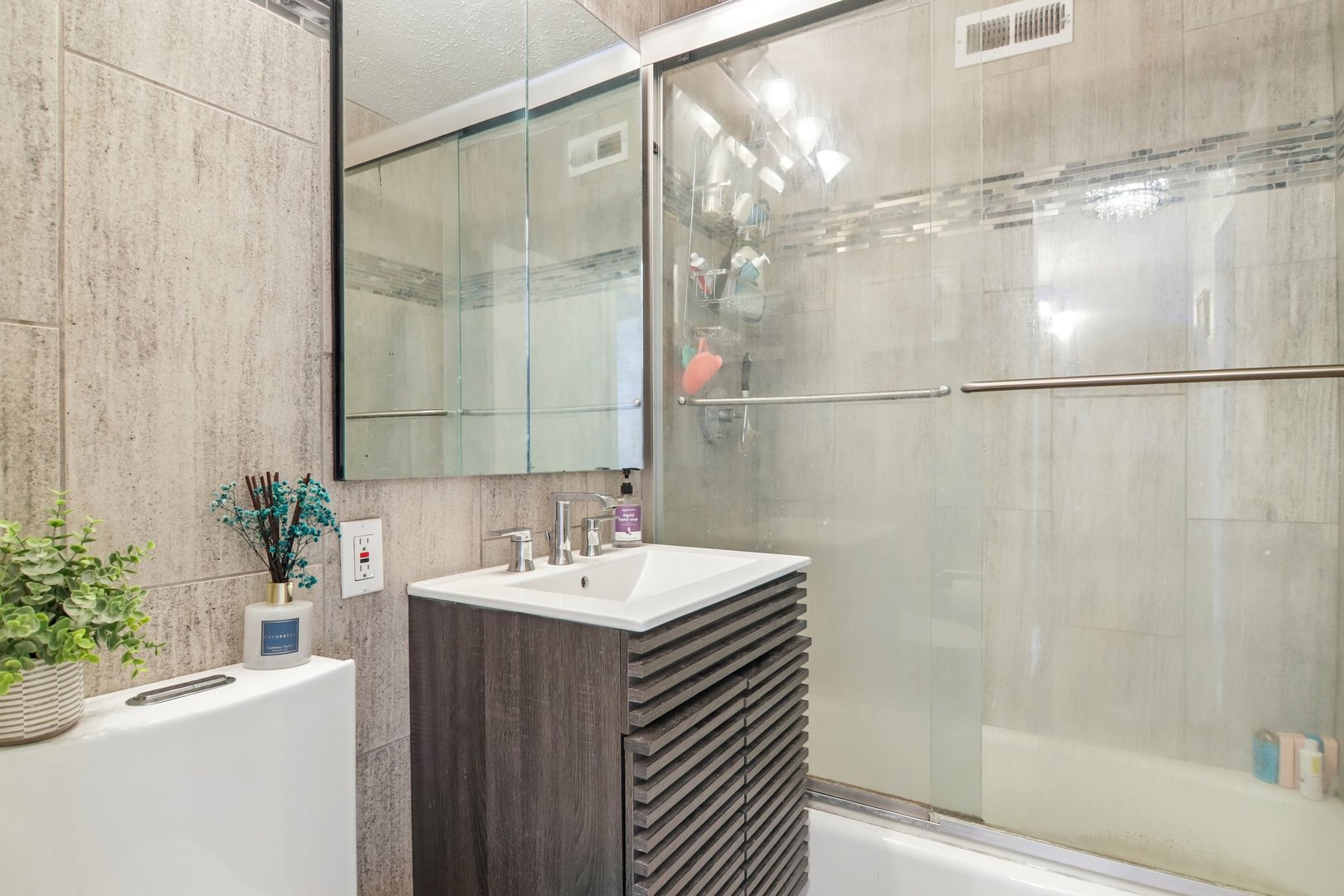 1000 N Lake Shore Drive Unit: 1604
