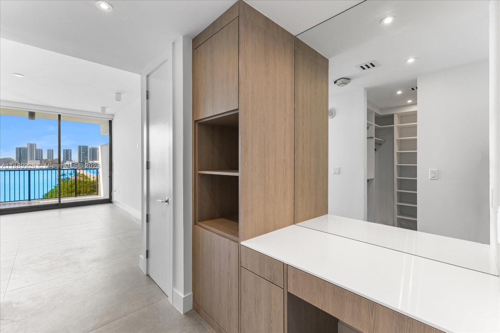 1000 Venetian Way Unit: 1008