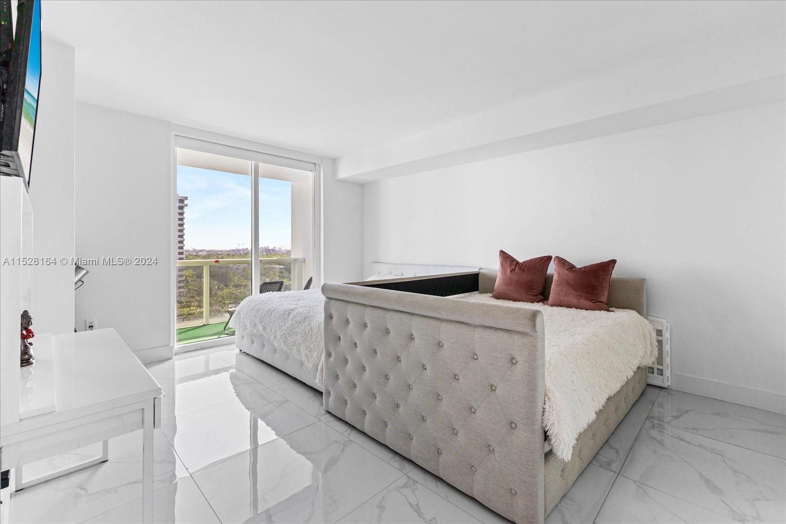 10275 Collins Ave Unit: 916