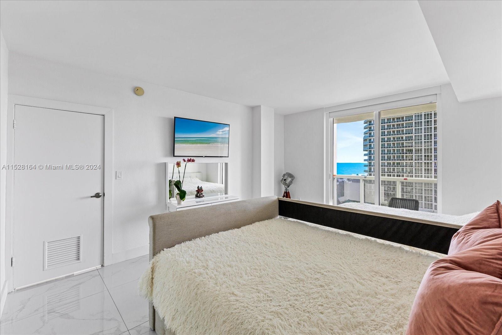 10275 Collins Ave Unit: 916