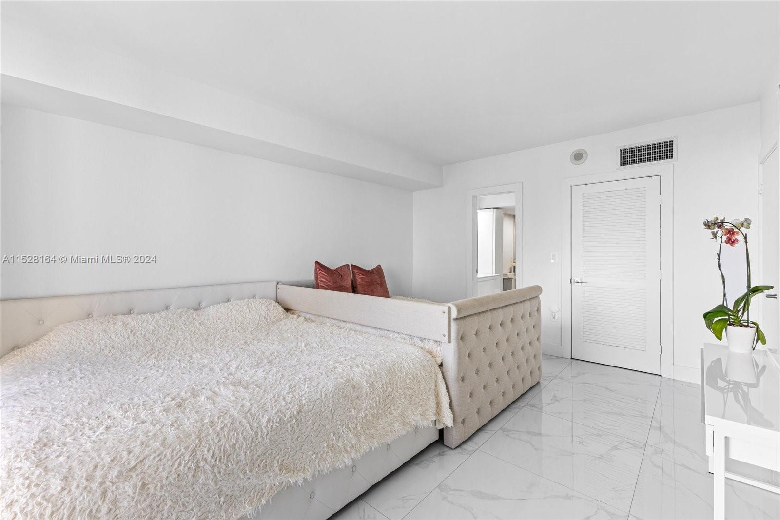 10275 Collins Ave Unit: 916