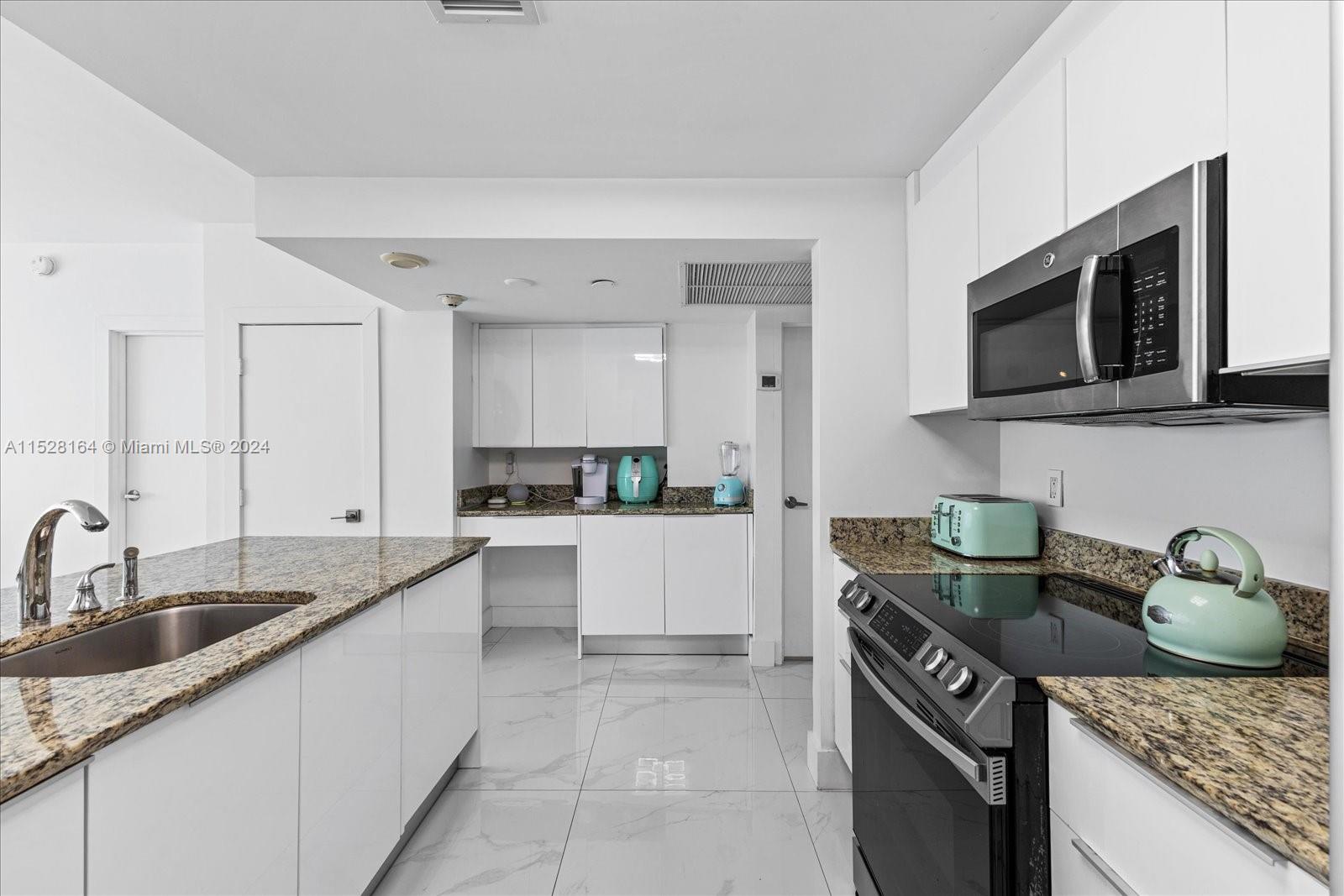 10275 Collins Ave Unit: 916