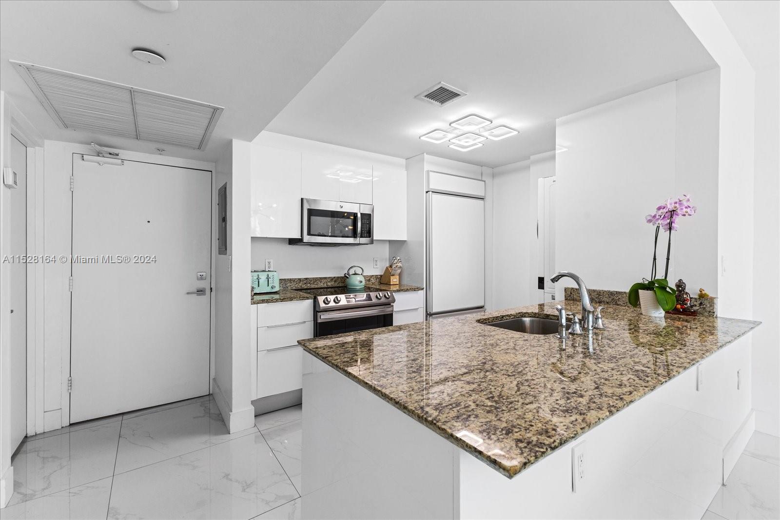 10275 Collins Ave Unit: 916