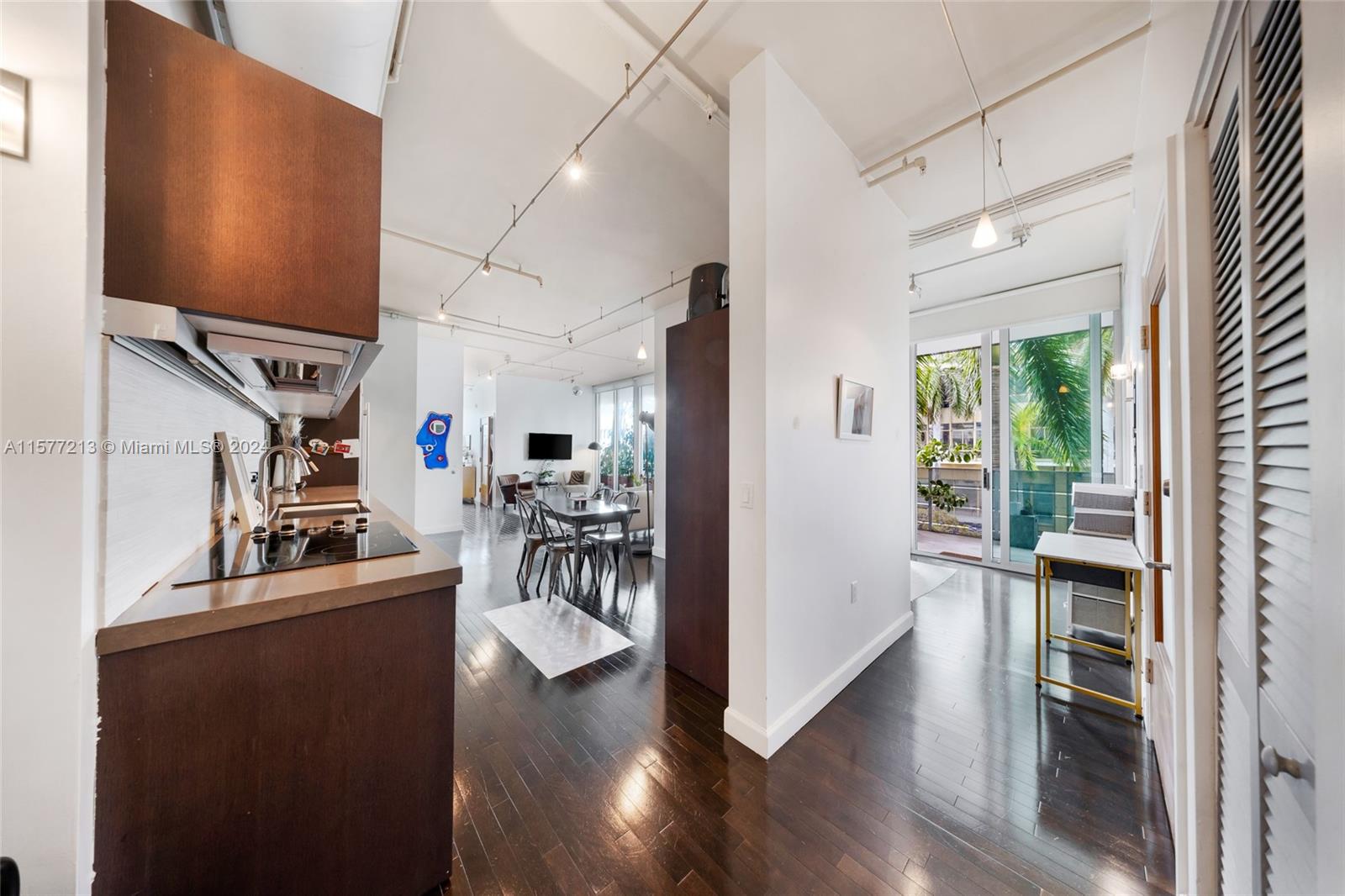 1700 Meridian Ave # 301