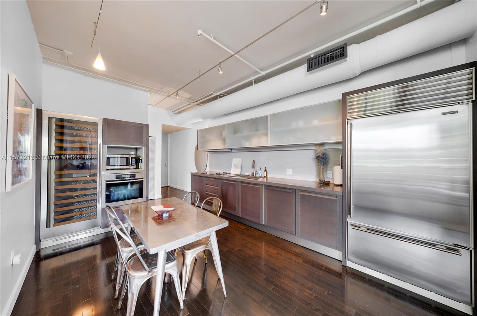 1700 Meridian Ave # 301