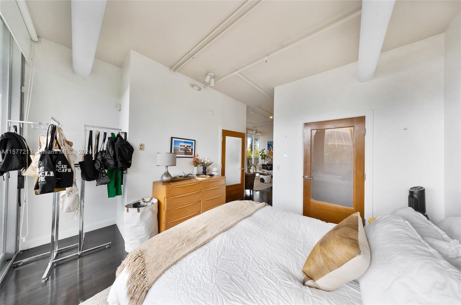 1700 Meridian Ave # 301