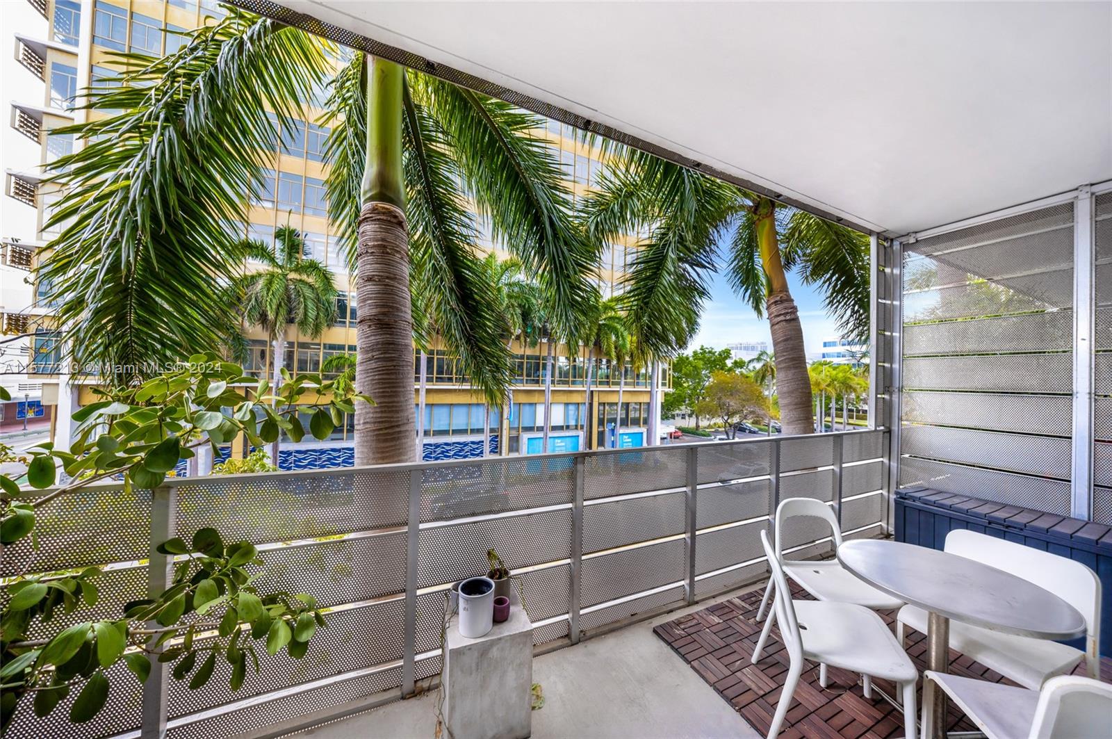 1700 Meridian Ave # 301