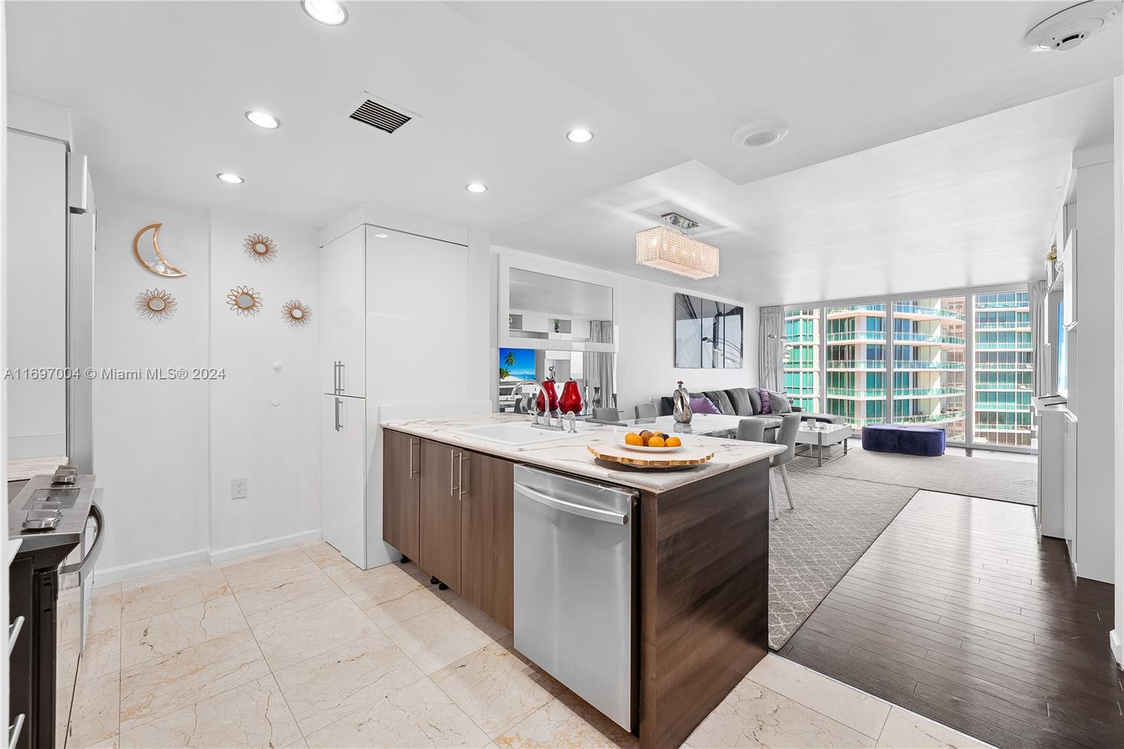 10275 Collins Ave # 807
