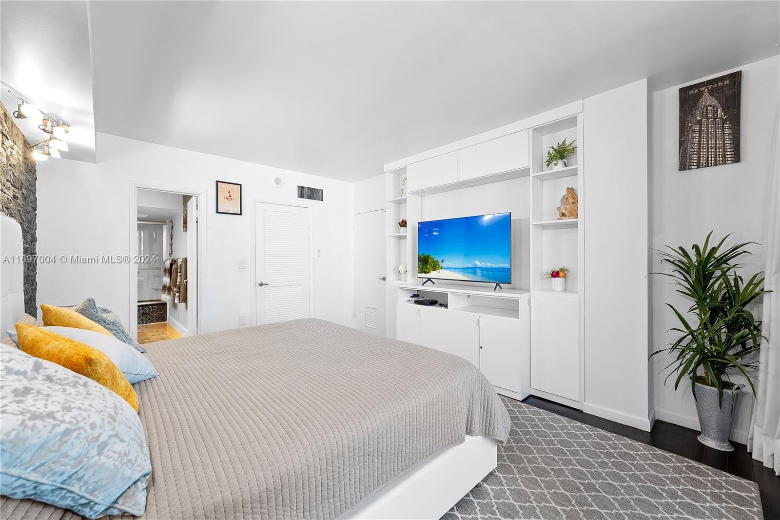 10275 Collins Ave # 807