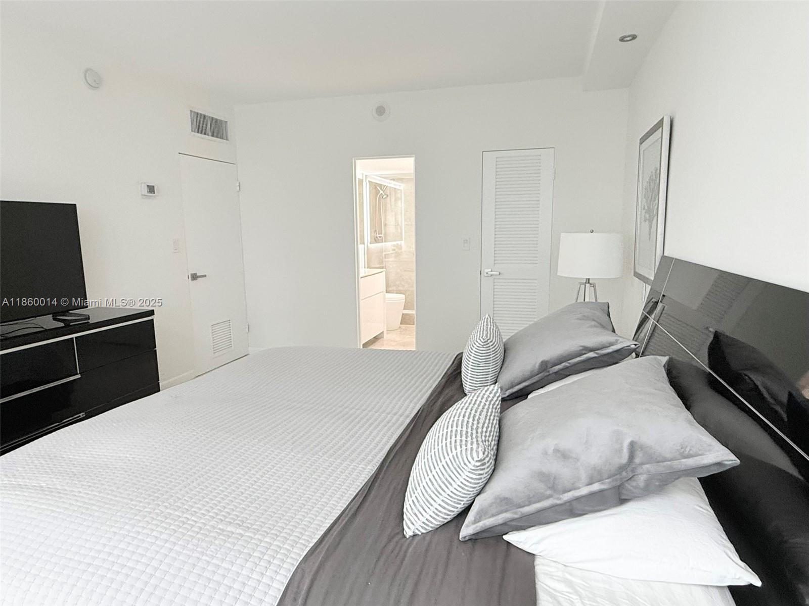 10275 Collins Ave # 606