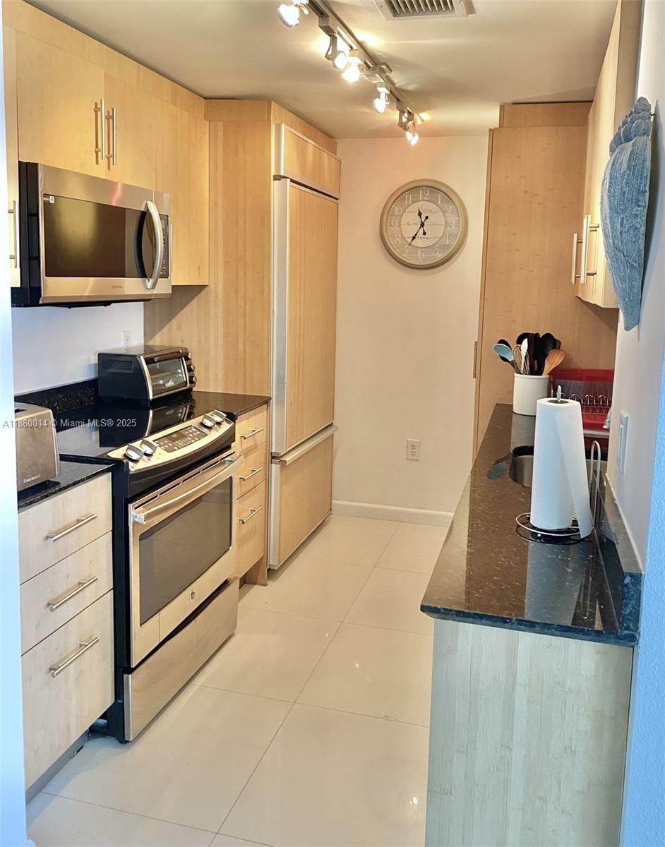 10275 Collins Ave # 606