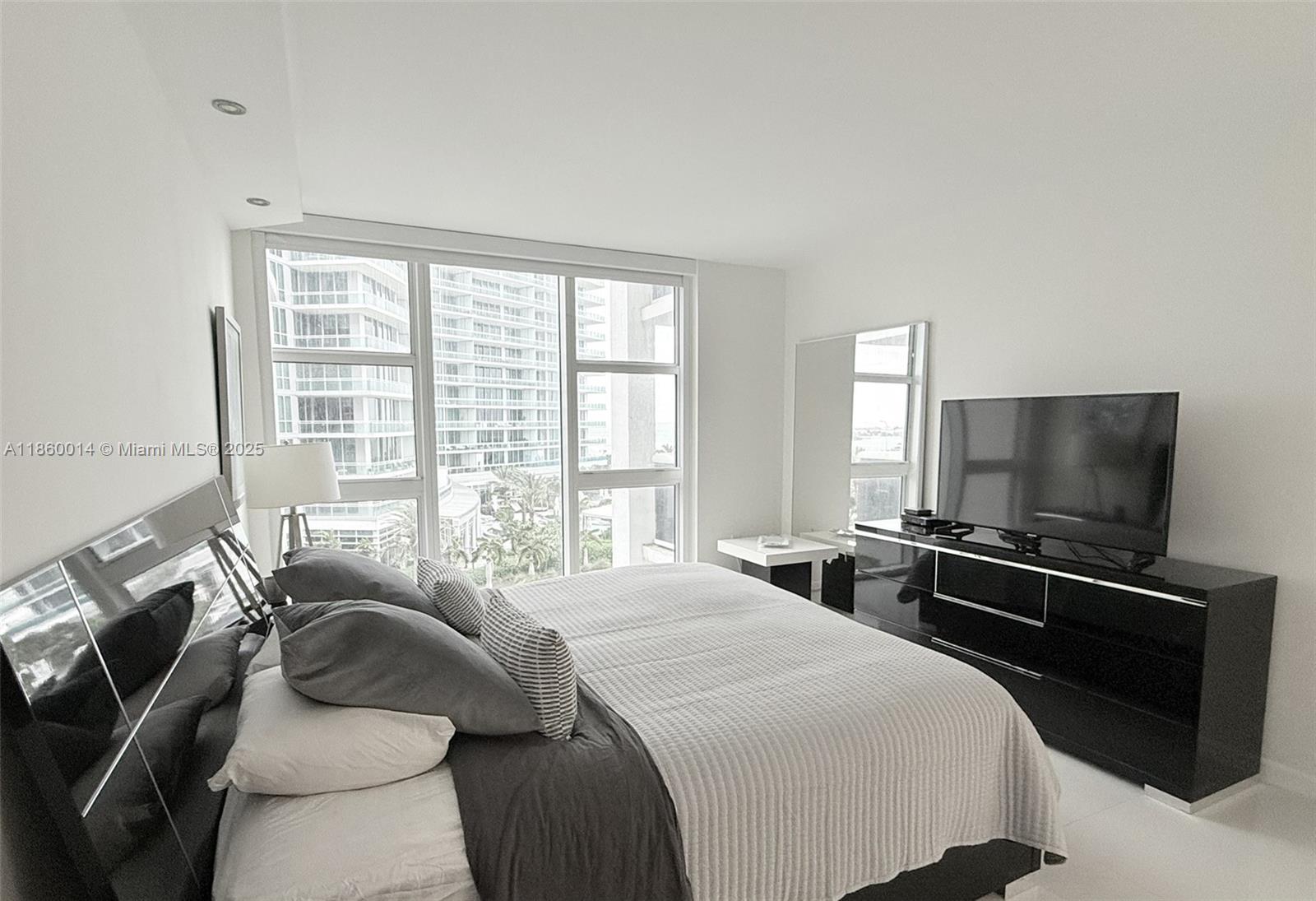 10275 Collins Ave # 606