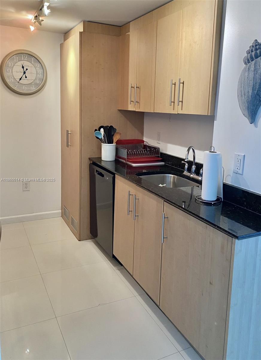 10275 Collins Ave # 606