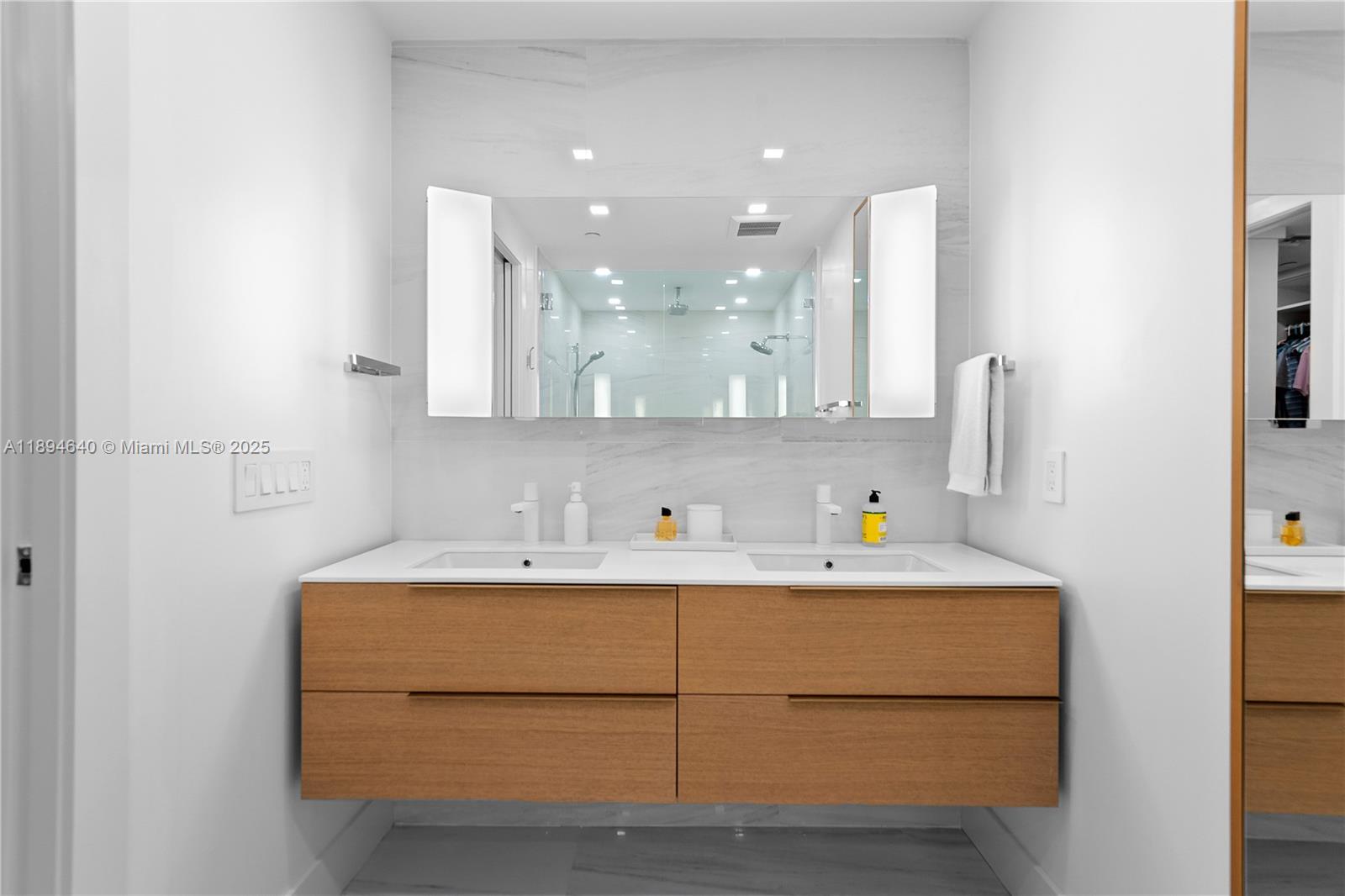 1000 Venetian Way # 1006