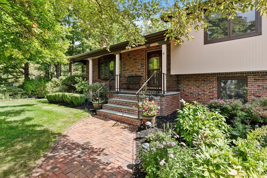6 Maureen Rd