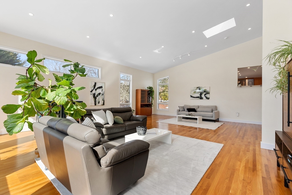 1 Maureen Rd