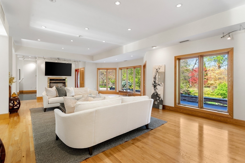 16 Solomon Pierce Rd