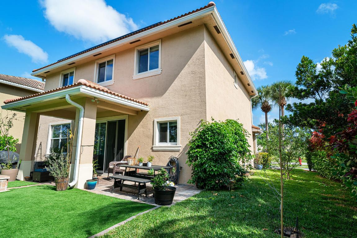 4725 Foxtail Palm Court