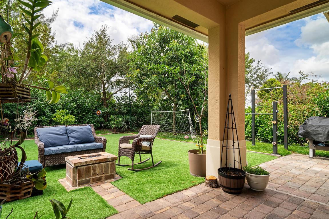 4725 Foxtail Palm Court