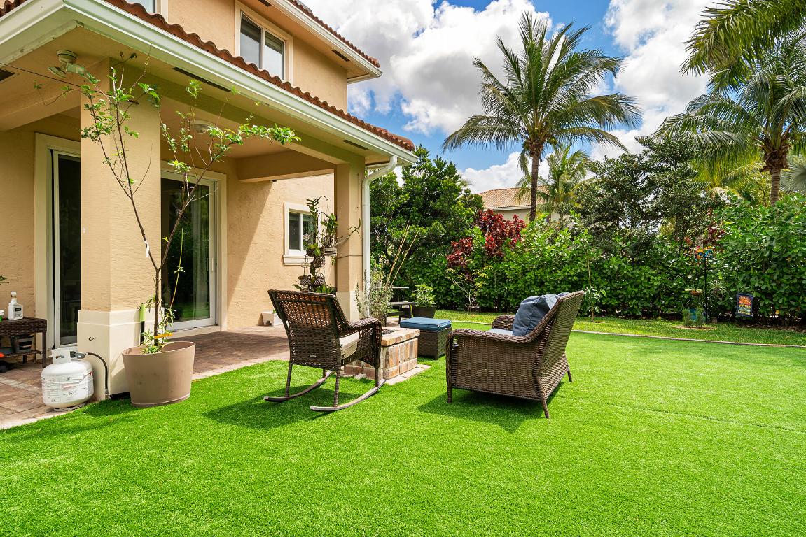 4725 Foxtail Palm Court