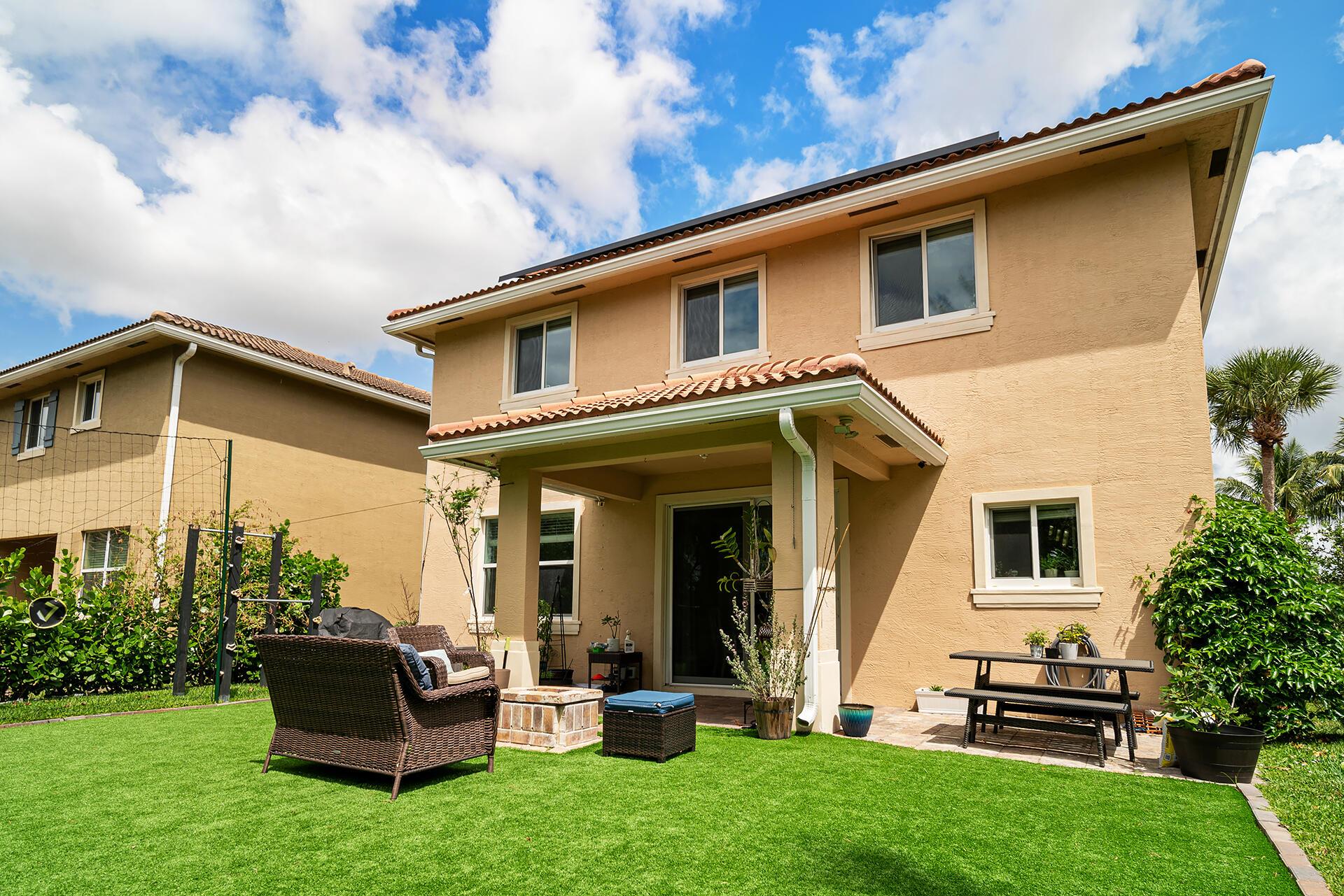 4725 Foxtail Palm Court