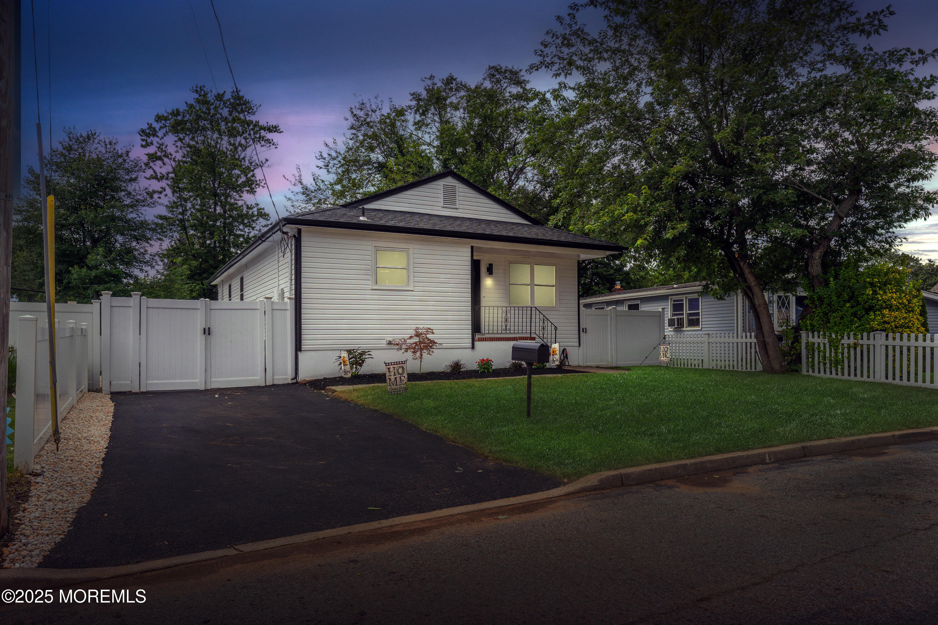 976 Woodmere Drive