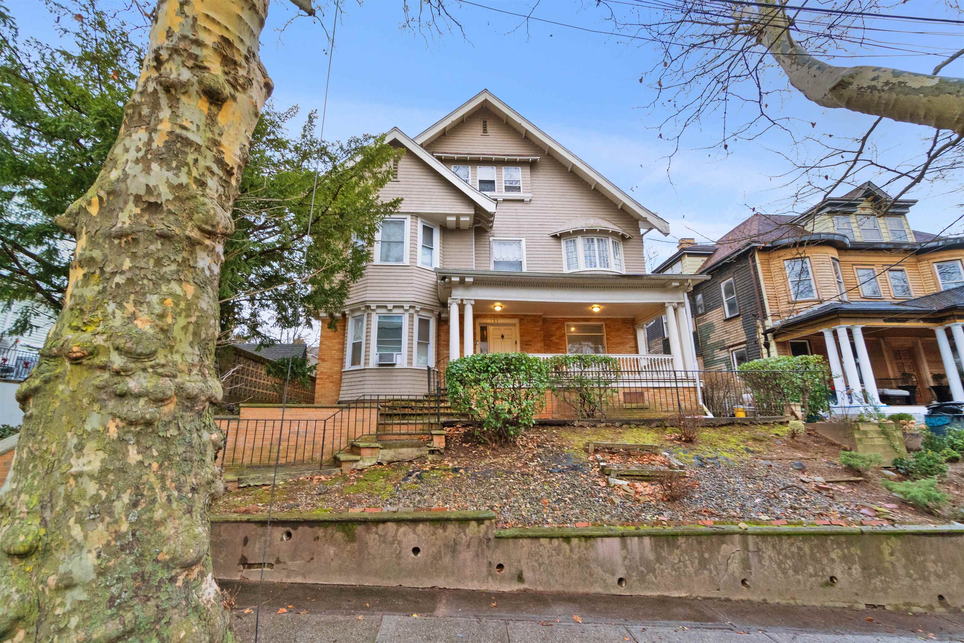 131 GIFFORD AVE