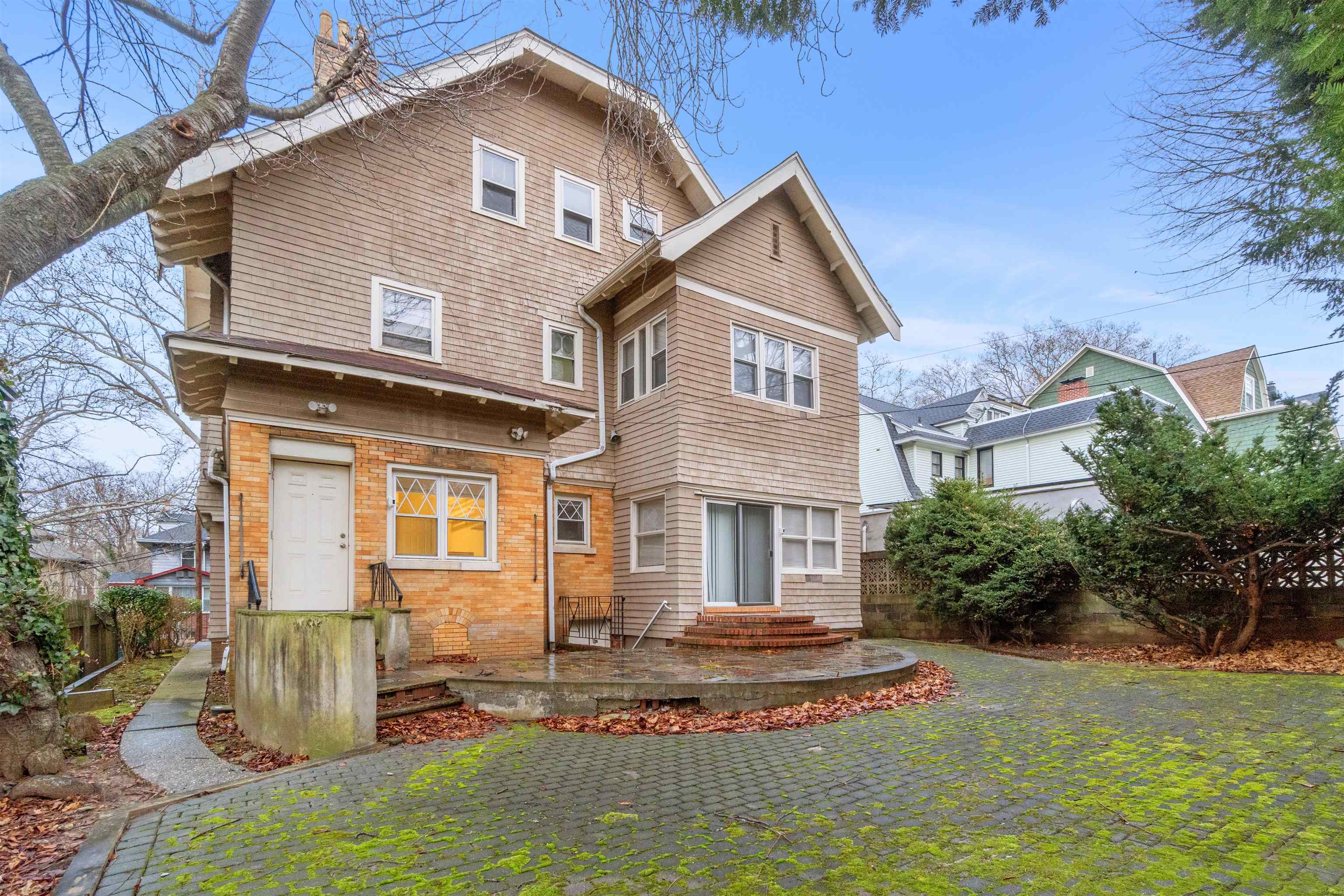 131 GIFFORD AVE