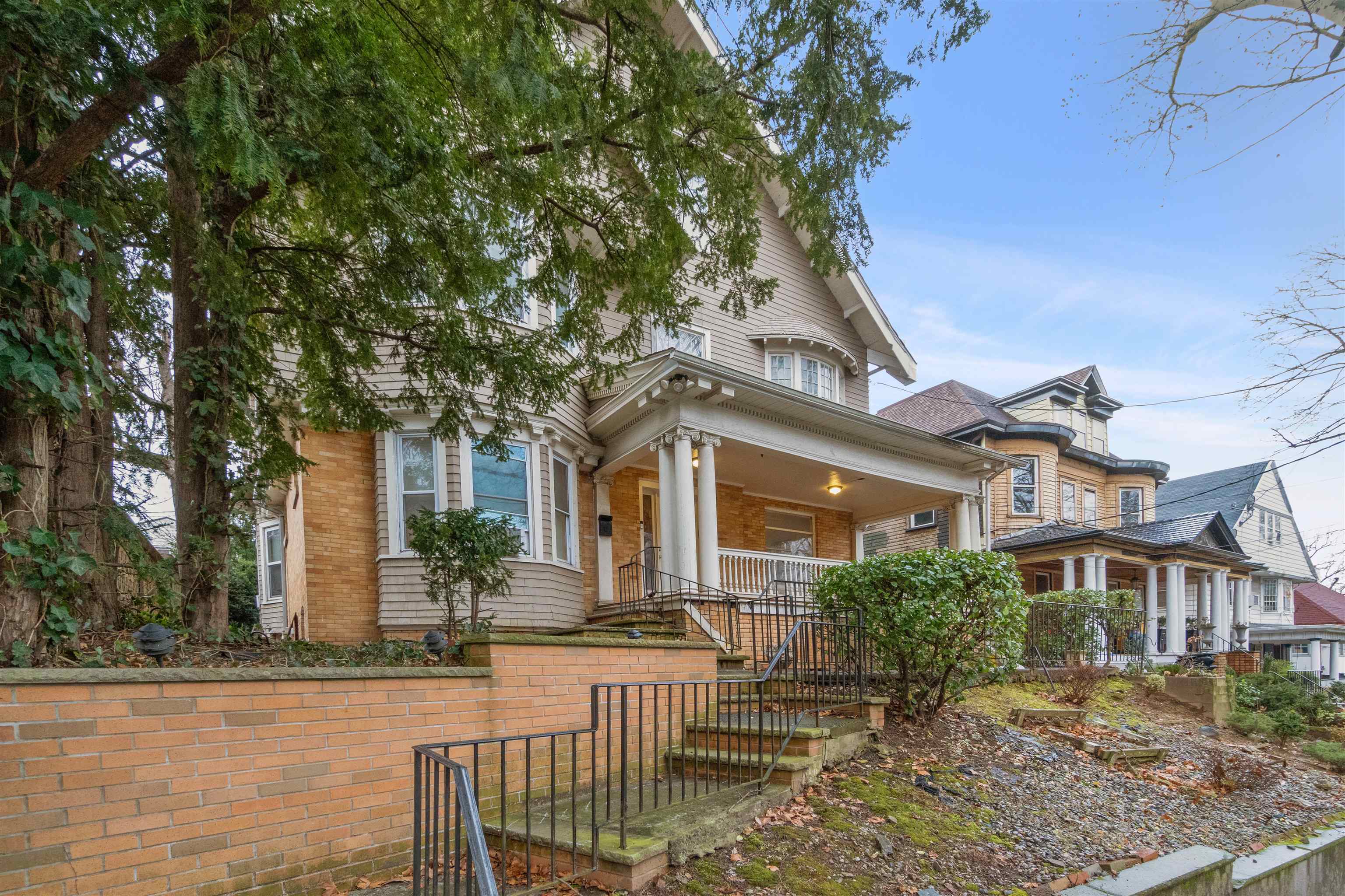 131 GIFFORD AVE