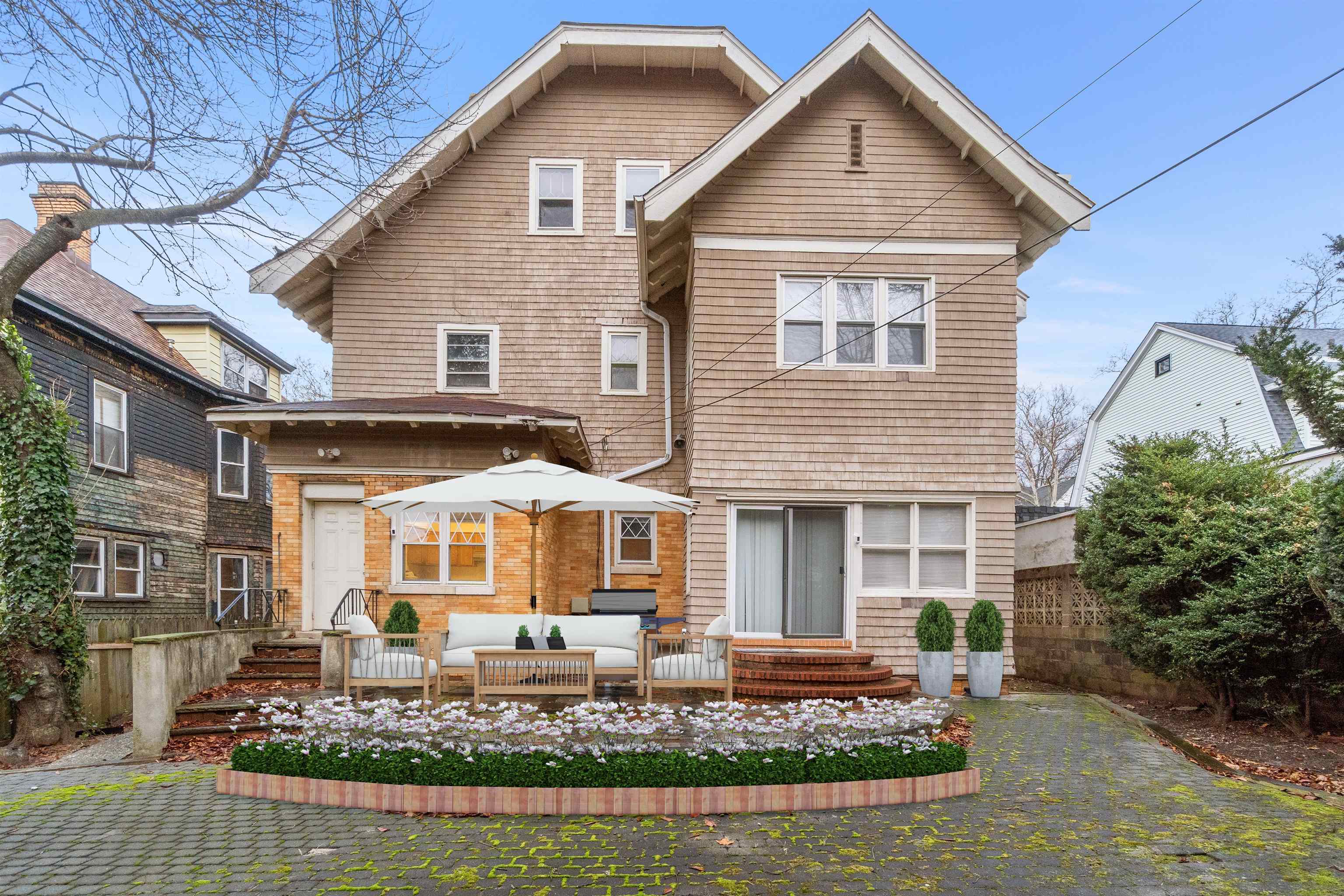 131 GIFFORD AVE