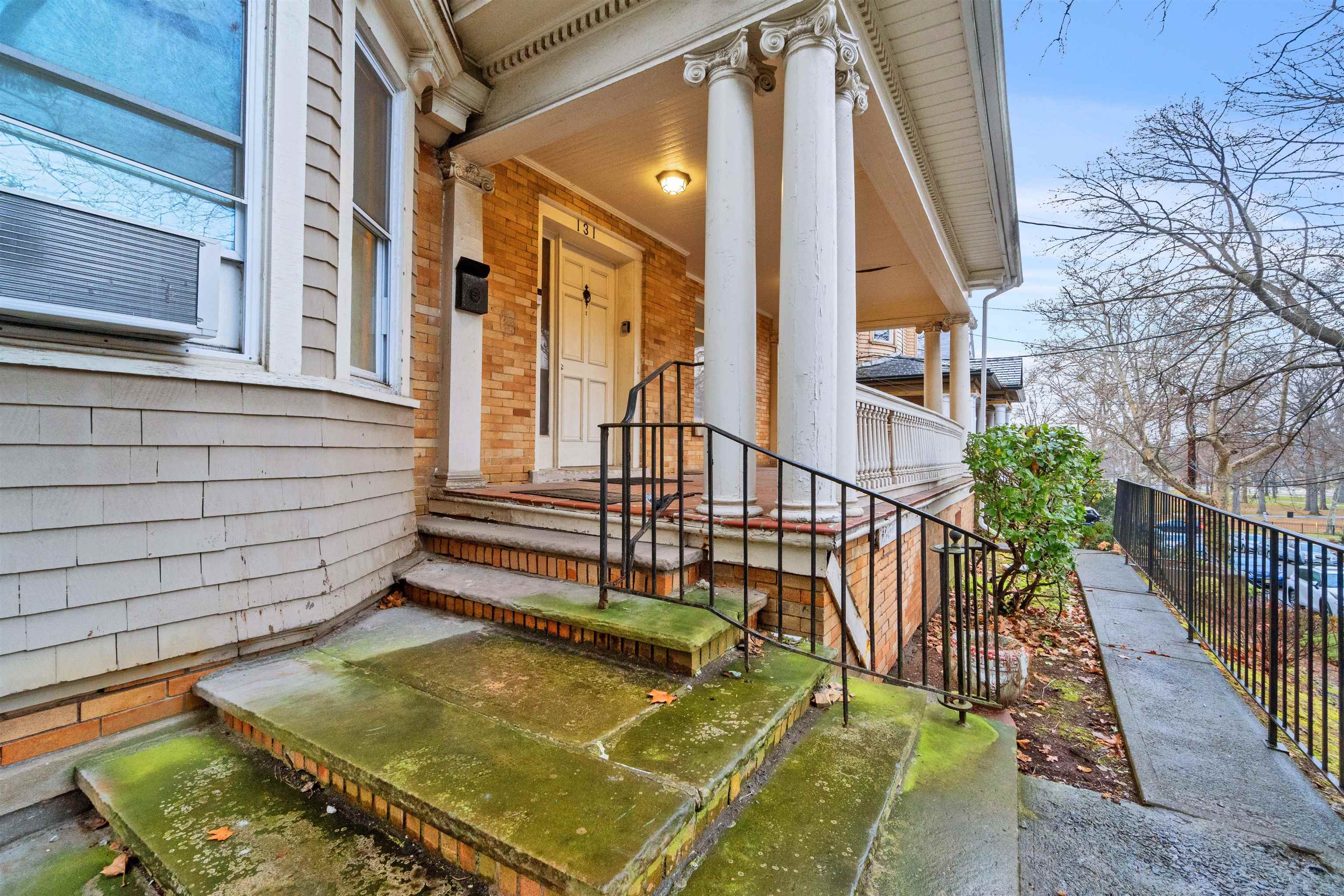 131 GIFFORD AVE