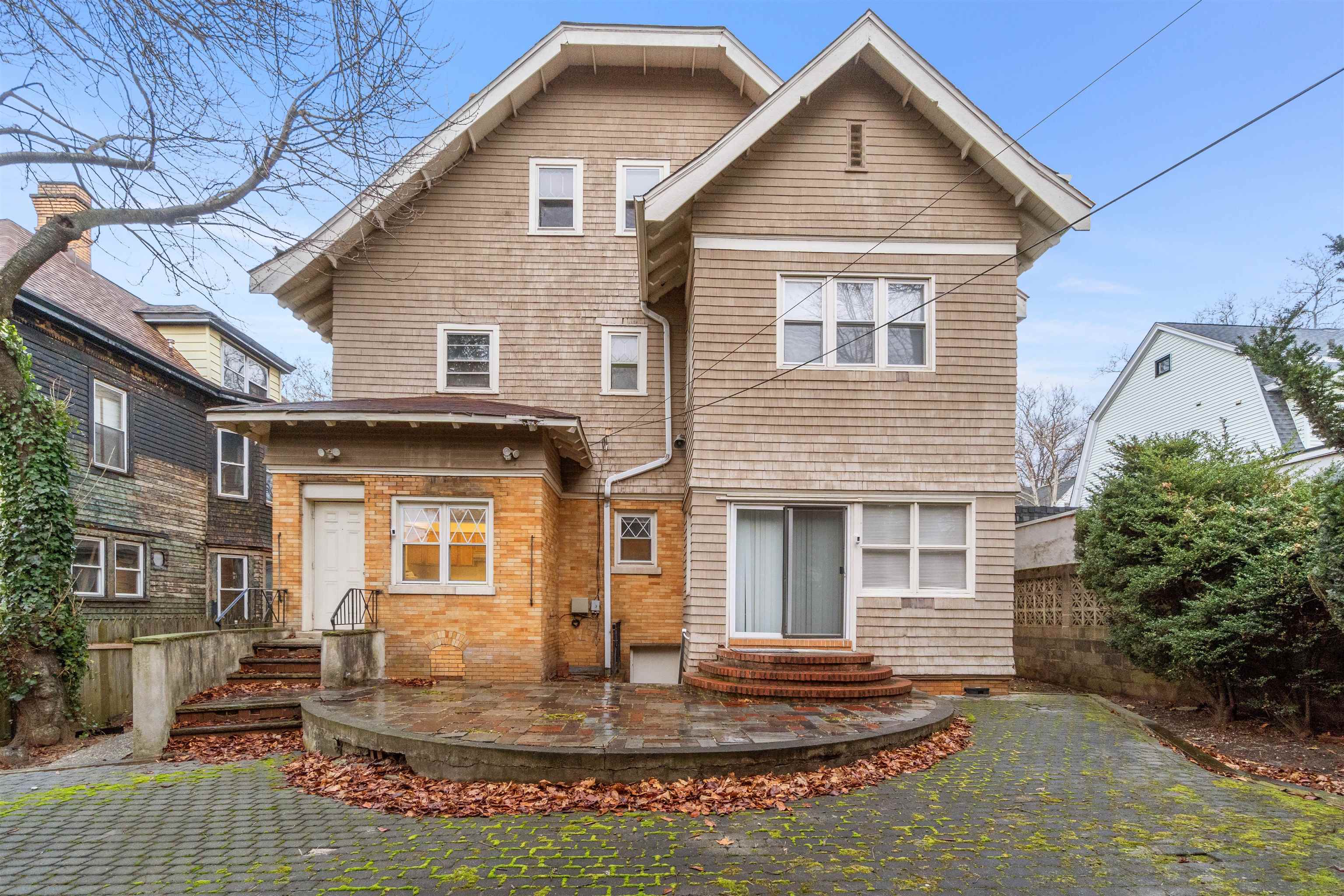 131 GIFFORD AVE