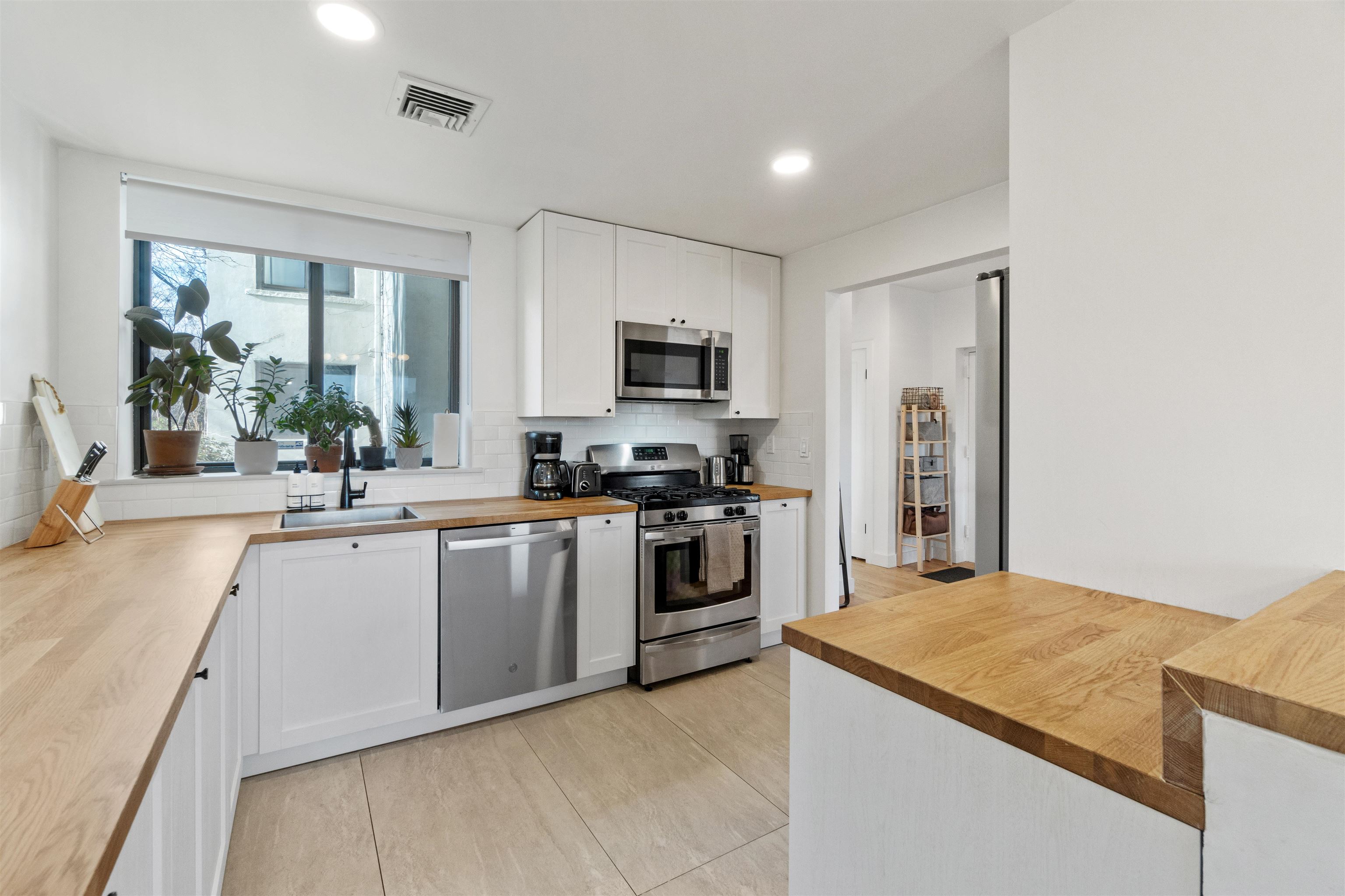 102 OGDEN AVE Unit: 104
