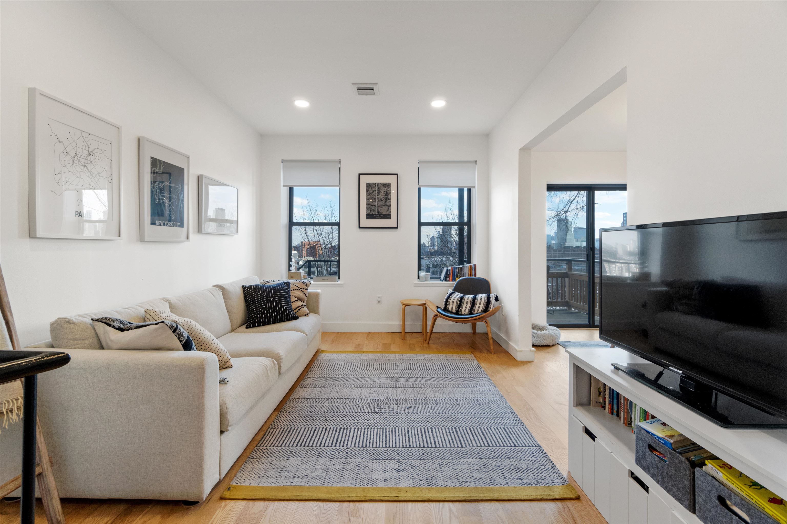 102 OGDEN AVE Unit: 104