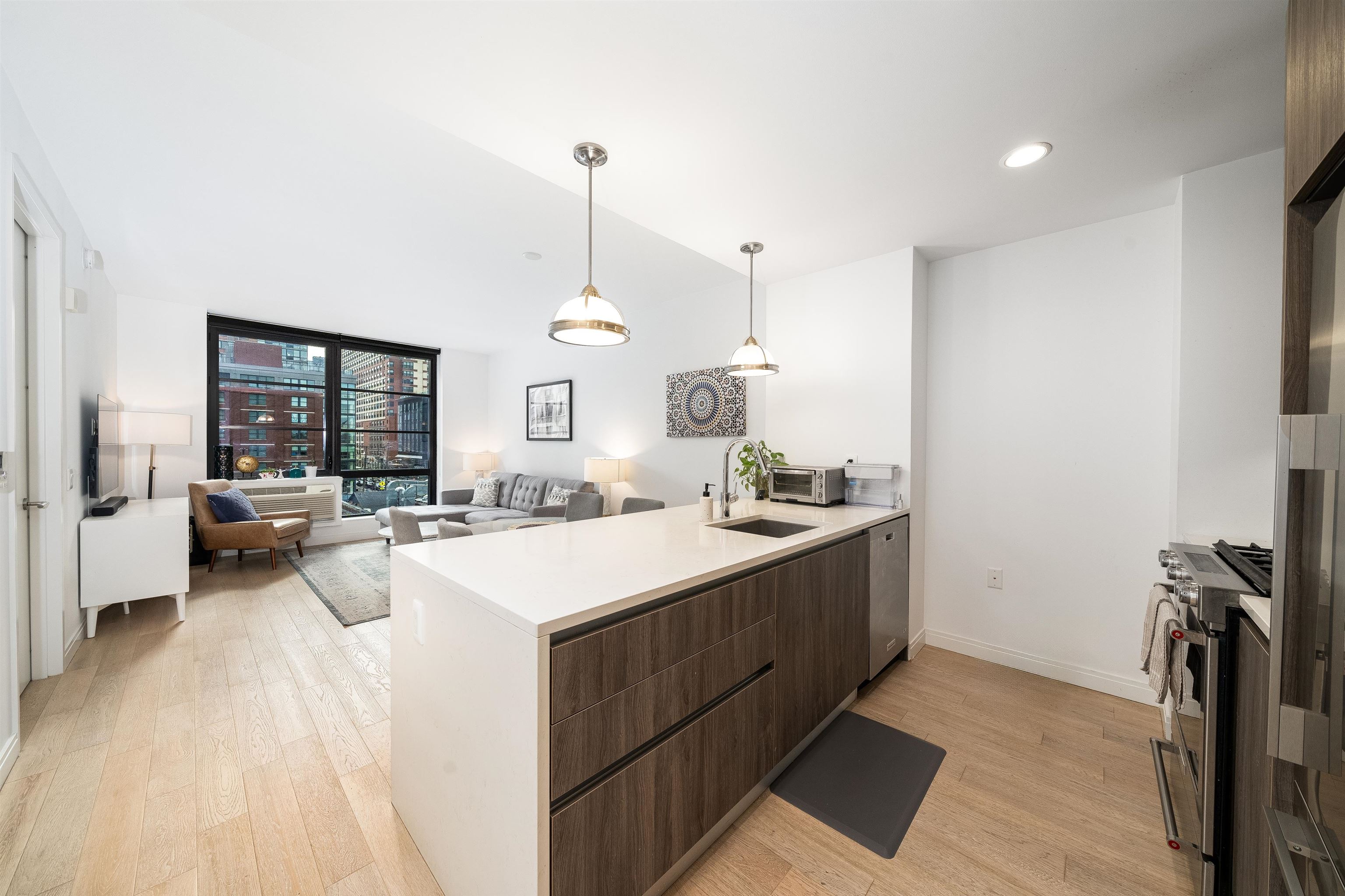 160 1ST ST Unit: 402