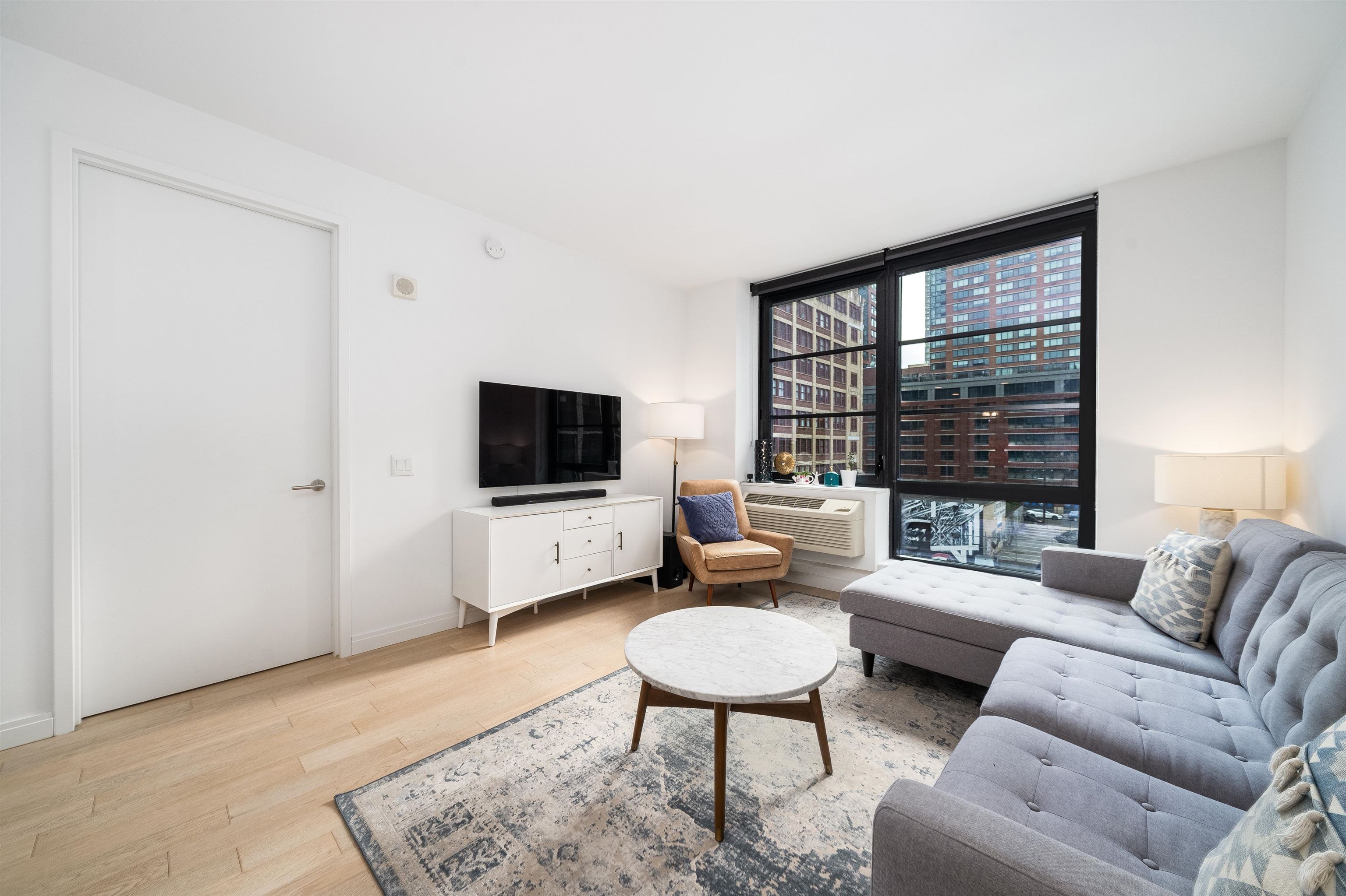 160 1ST ST Unit: 402