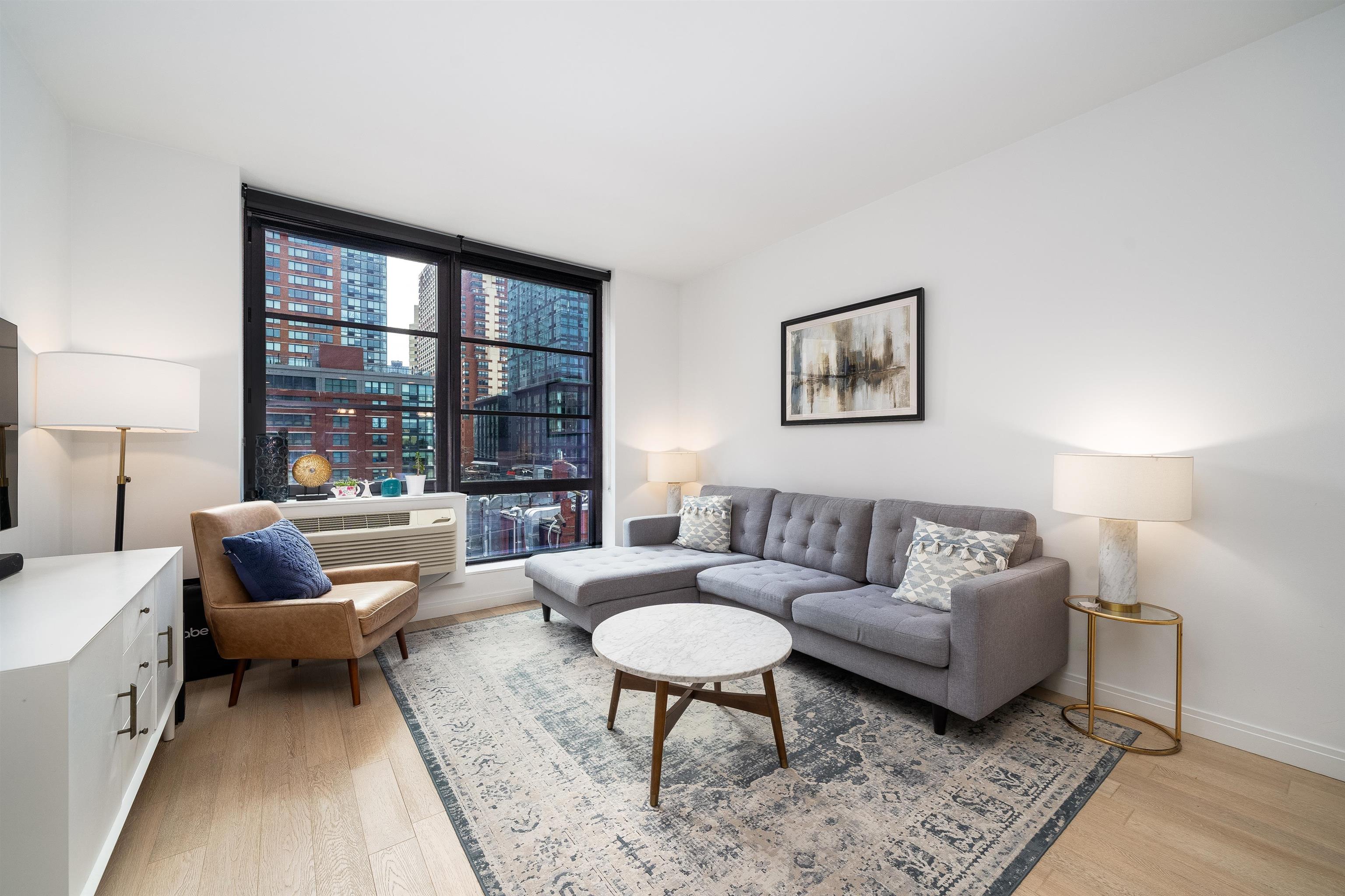 160 1ST ST Unit: 402