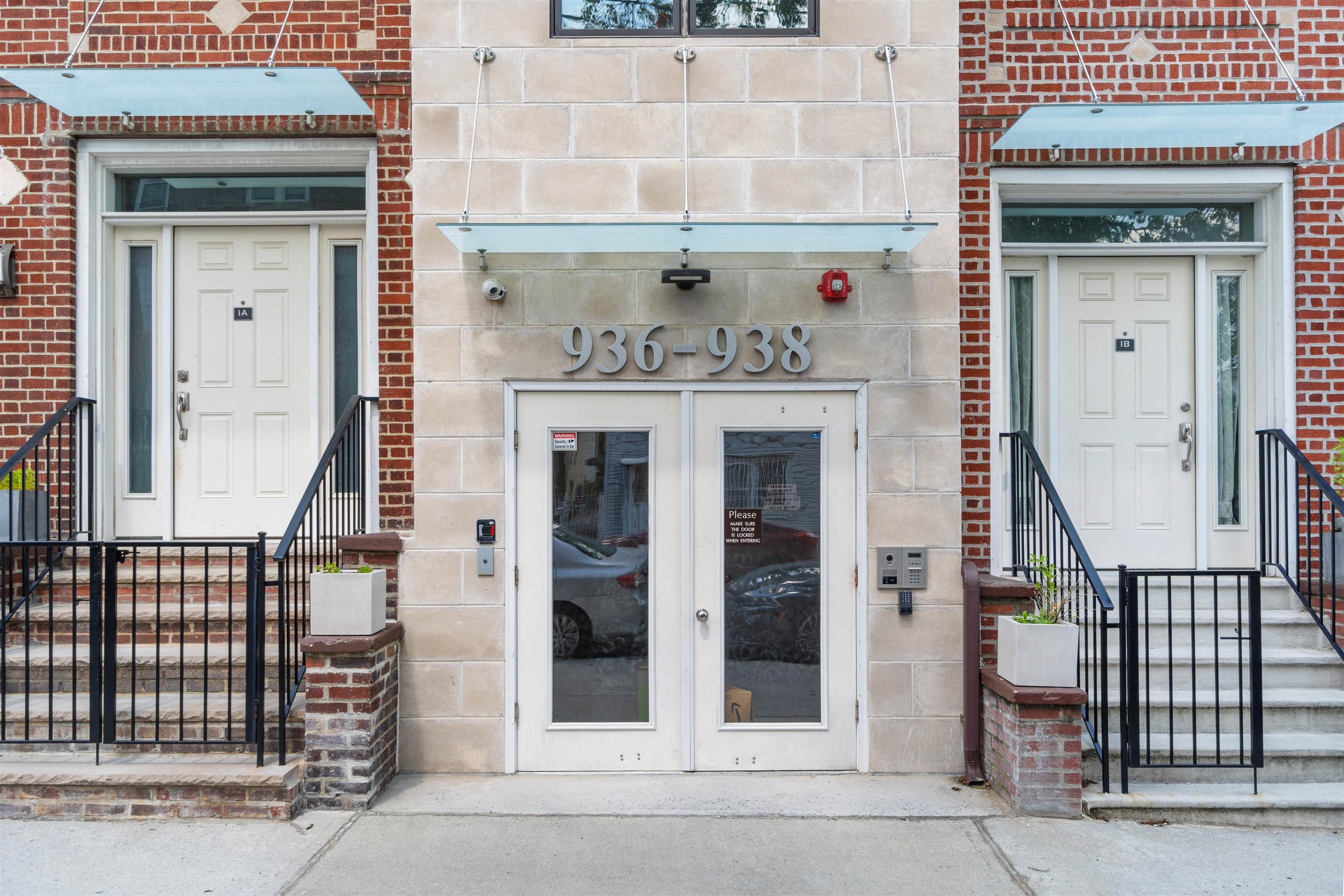 936 PAVONIA AVE Unit: 2B