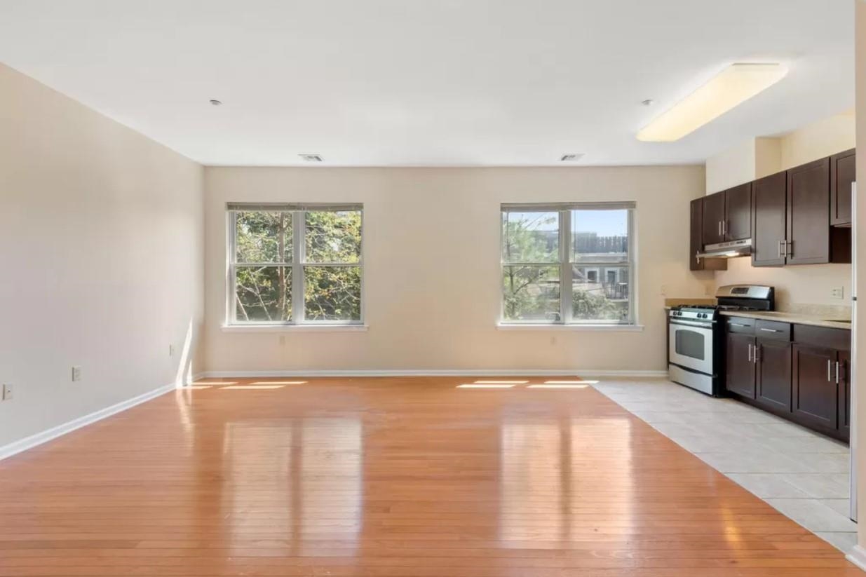 25 DUNCAN AVE Unit: 211