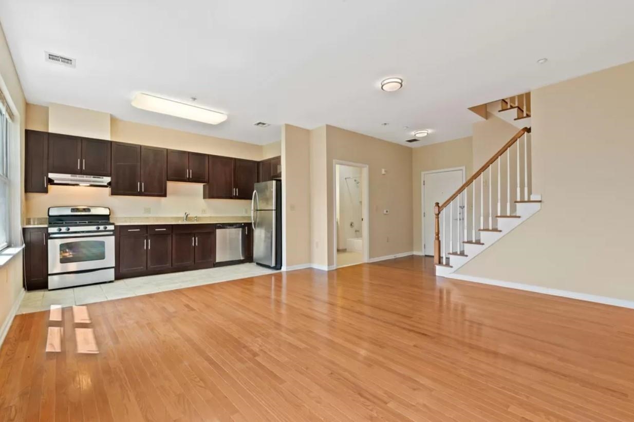 25 DUNCAN AVE Unit: 211